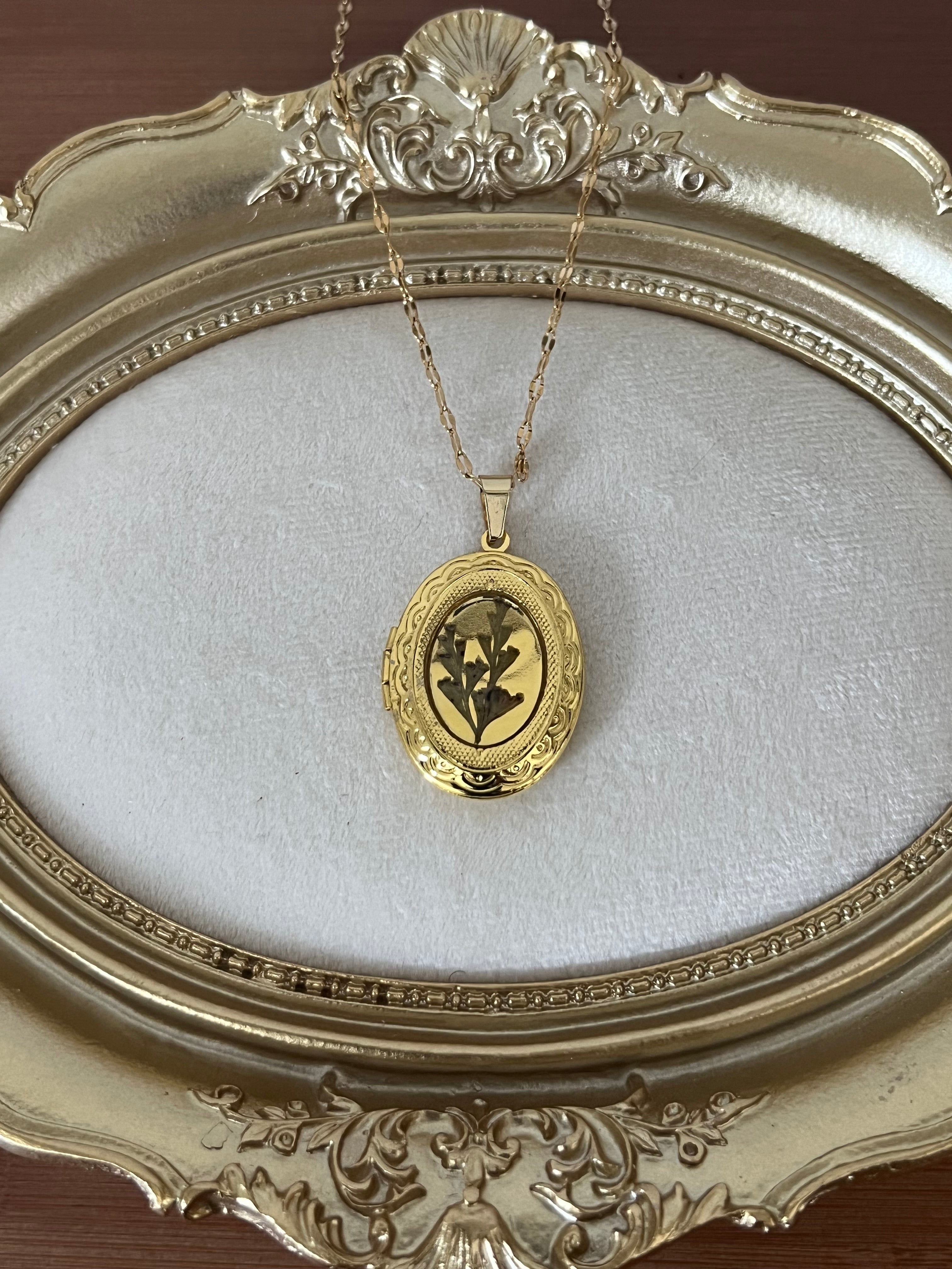 Dried flower locket necklace